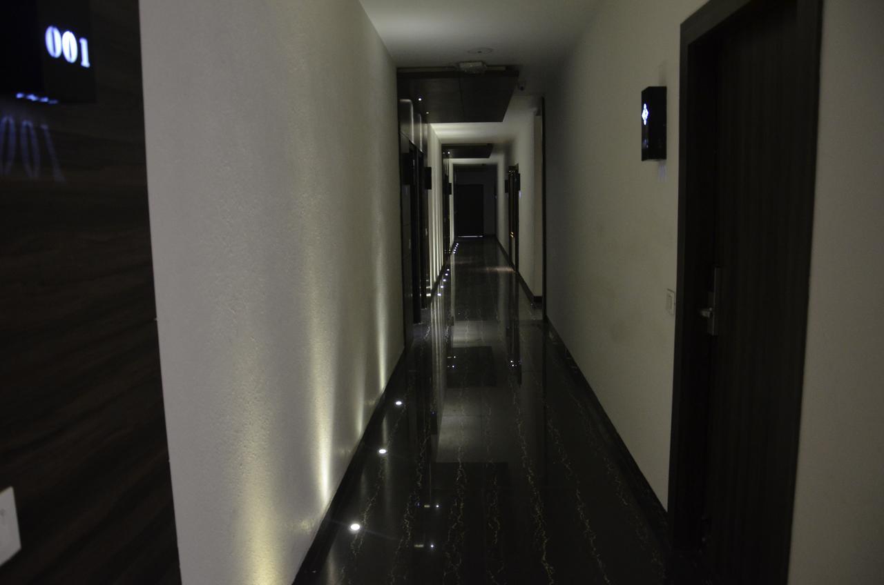 Oyo 1358 Hotel Crossroad Lucknow Exteriör bild