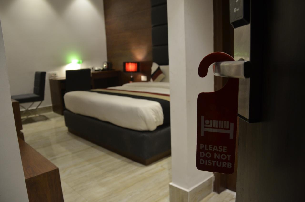 Oyo 1358 Hotel Crossroad Lucknow Exteriör bild
