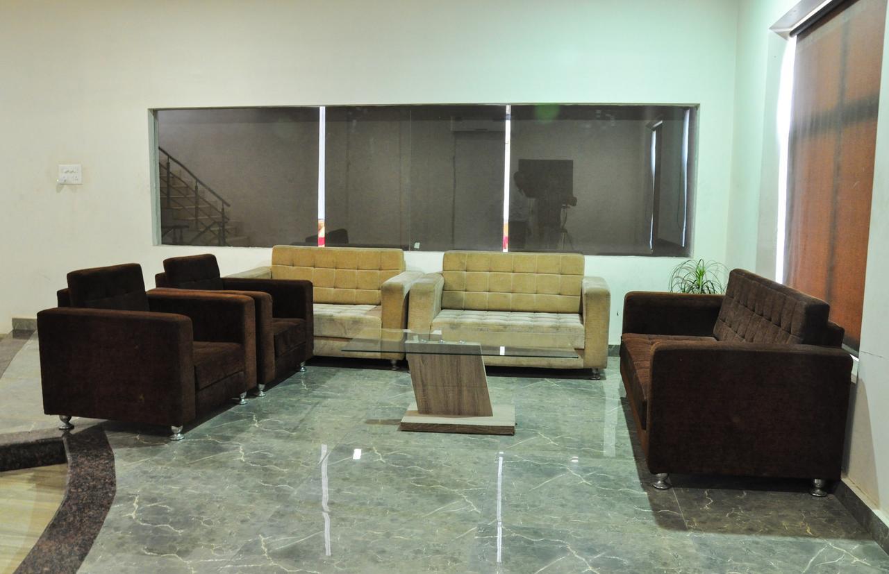 Oyo 1358 Hotel Crossroad Lucknow Exteriör bild