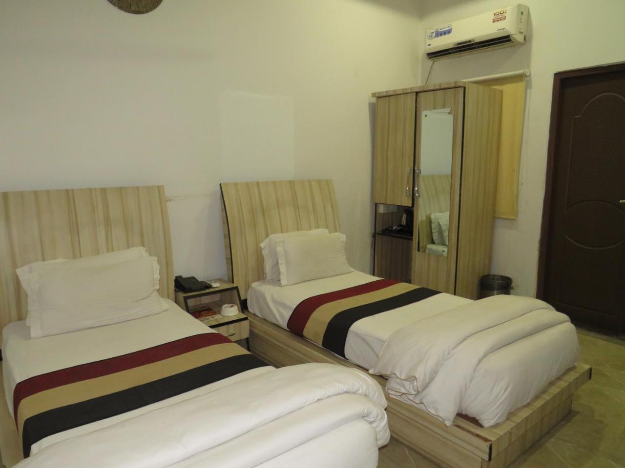 Oyo 1358 Hotel Crossroad Lucknow Exteriör bild