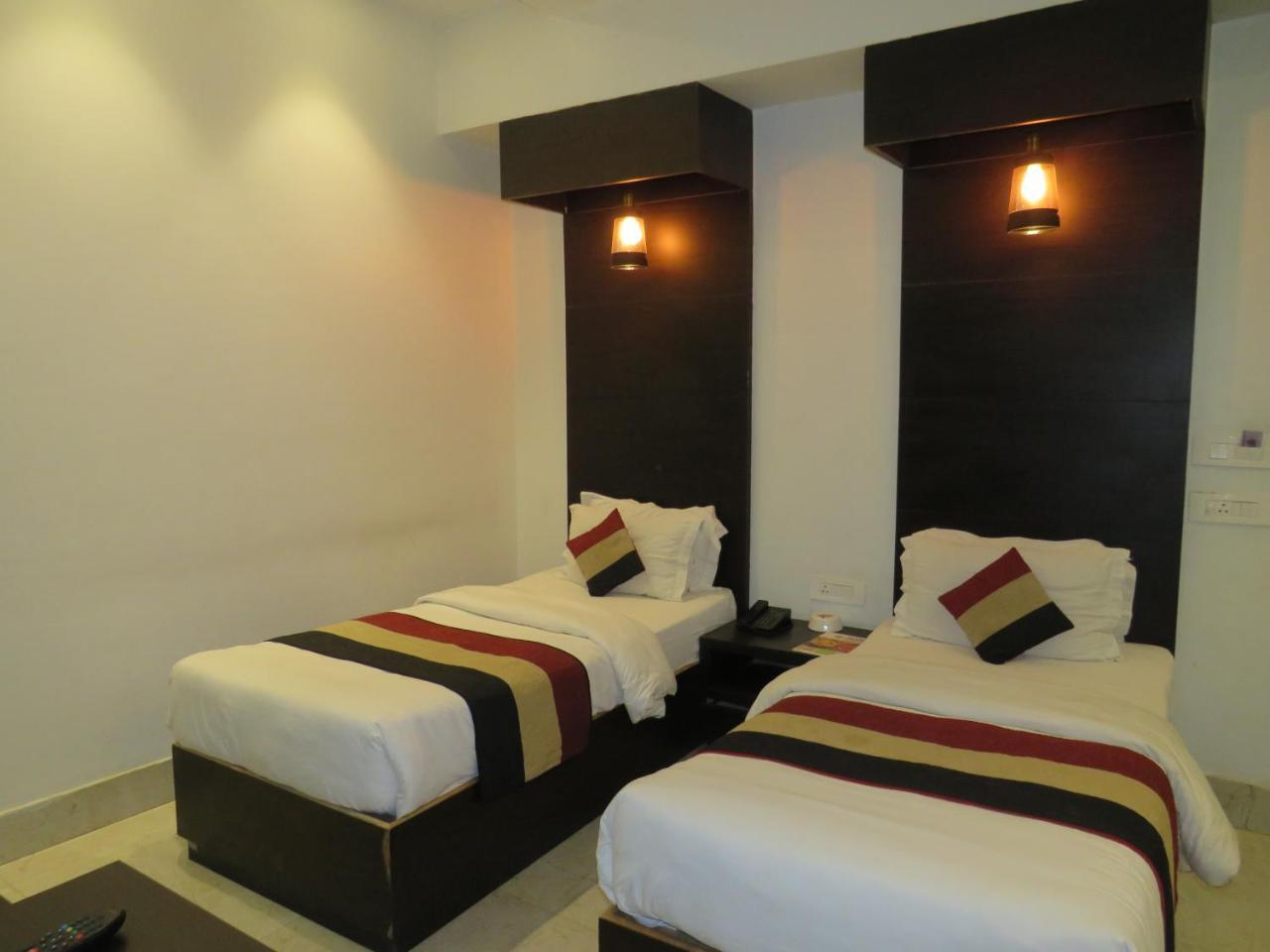 Oyo 1358 Hotel Crossroad Lucknow Exteriör bild